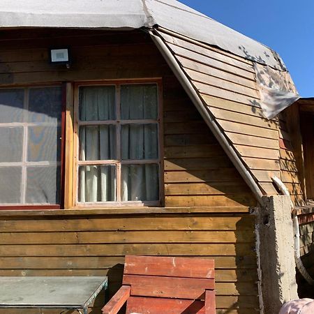 בקתת עץ בחורש במנות - דום גיאודזי - Wooden Cabin In Manot Exterior photo