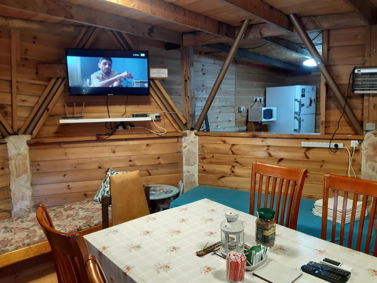 בקתת עץ בחורש במנות - דום גיאודזי - Wooden Cabin In Manot Exterior photo