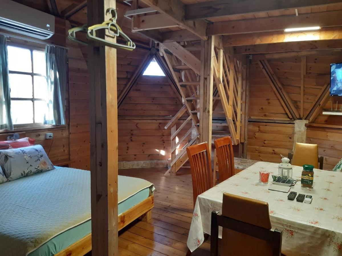 בקתת עץ בחורש במנות - דום גיאודזי - Wooden Cabin In Manot Exterior photo