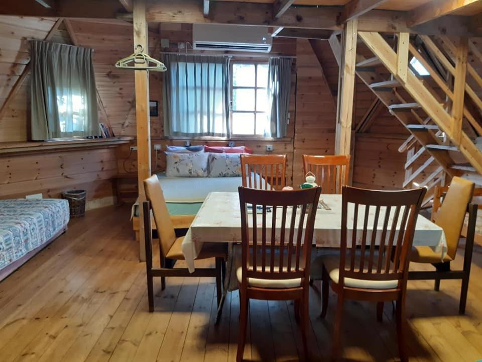 בקתת עץ בחורש במנות - דום גיאודזי - Wooden Cabin In Manot Exterior photo