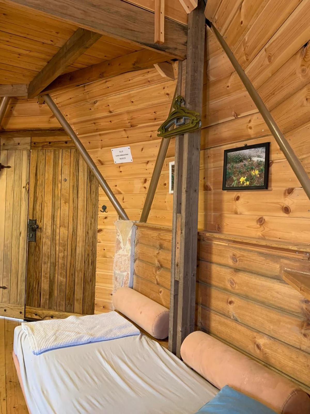 בקתת עץ בחורש במנות - דום גיאודזי - Wooden Cabin In Manot Exterior photo