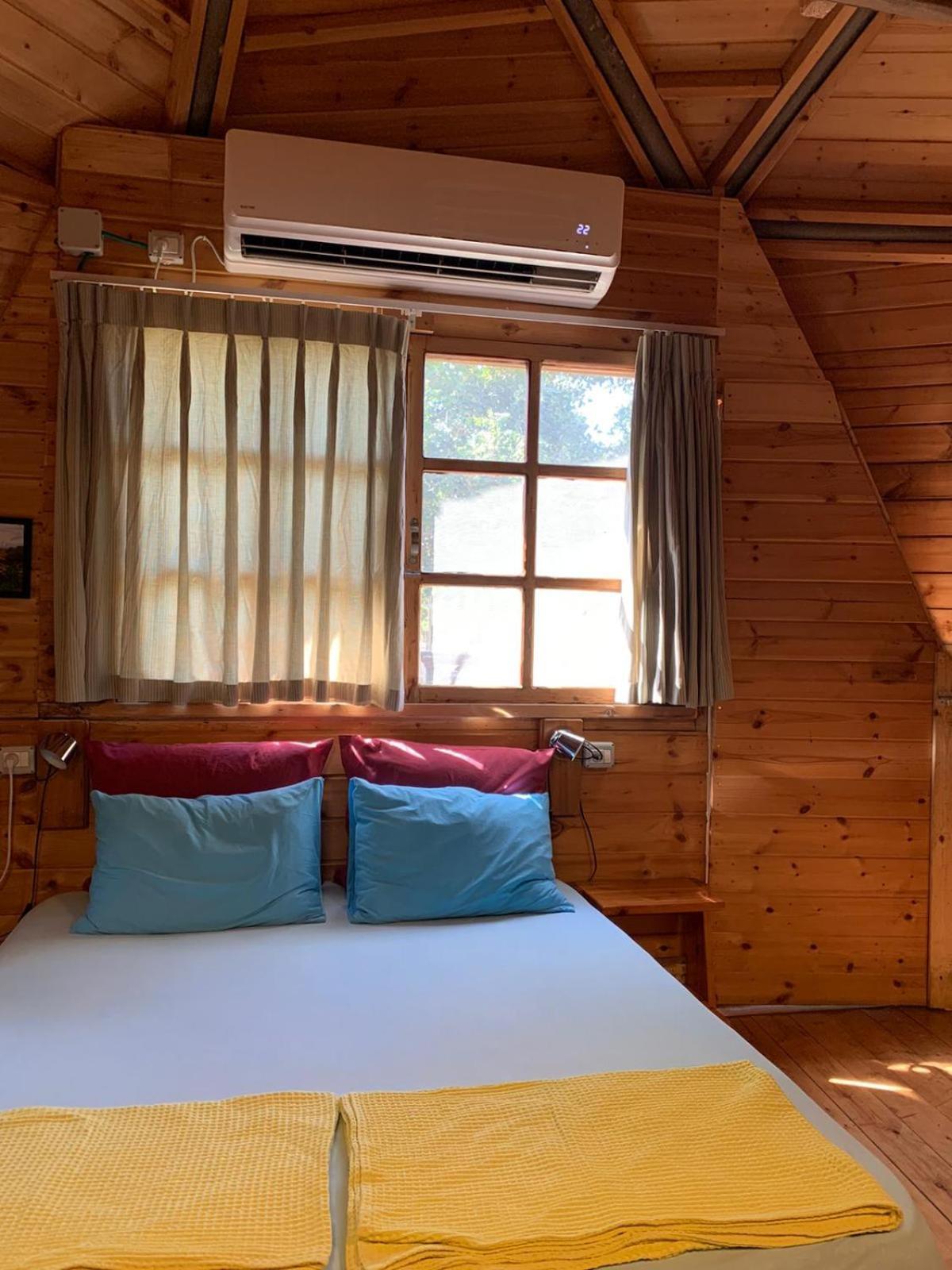 בקתת עץ בחורש במנות - דום גיאודזי - Wooden Cabin In Manot Exterior photo