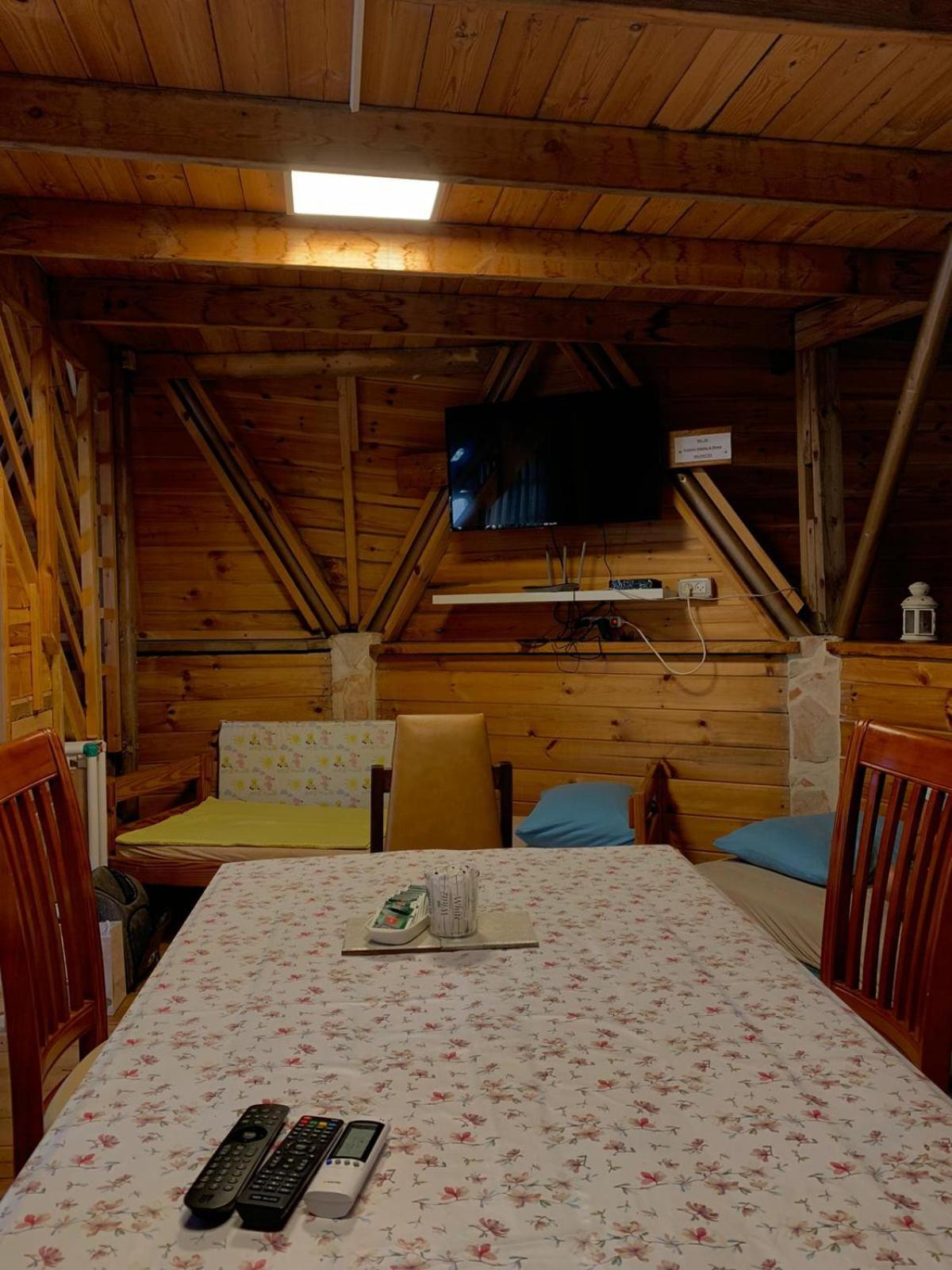 בקתת עץ בחורש במנות - דום גיאודזי - Wooden Cabin In Manot Exterior photo