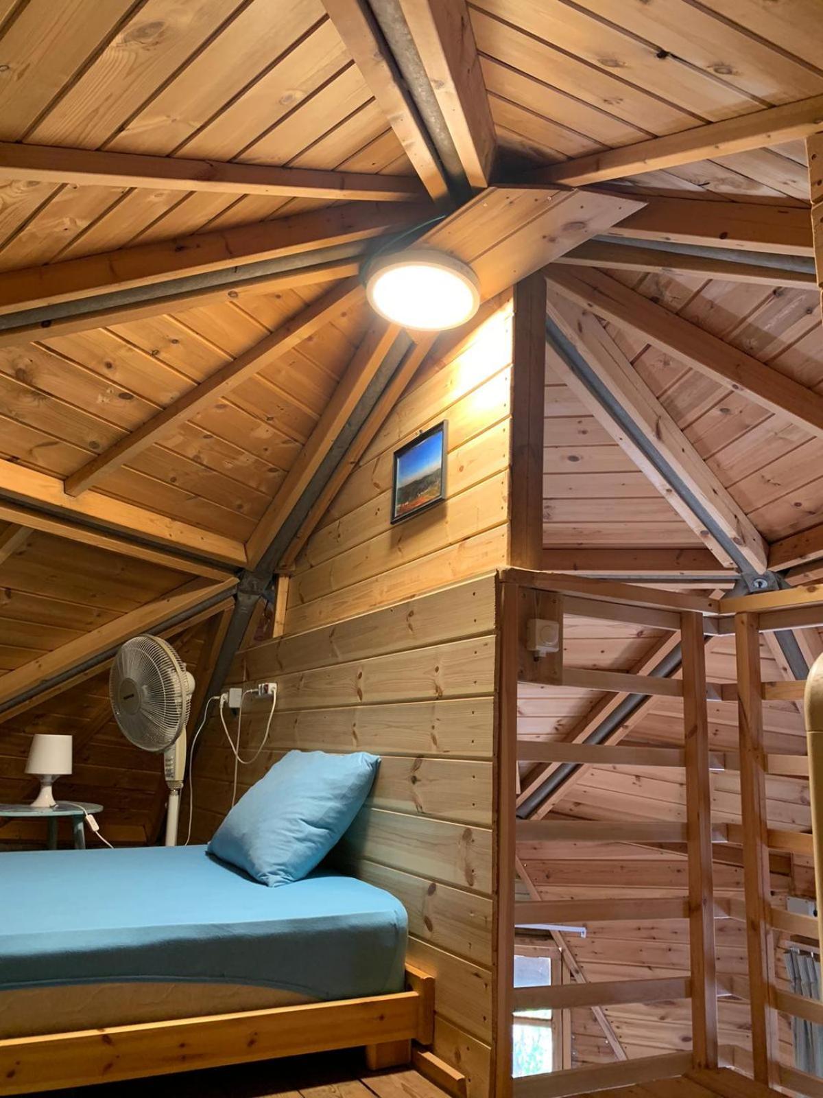 בקתת עץ בחורש במנות - דום גיאודזי - Wooden Cabin In Manot Exterior photo