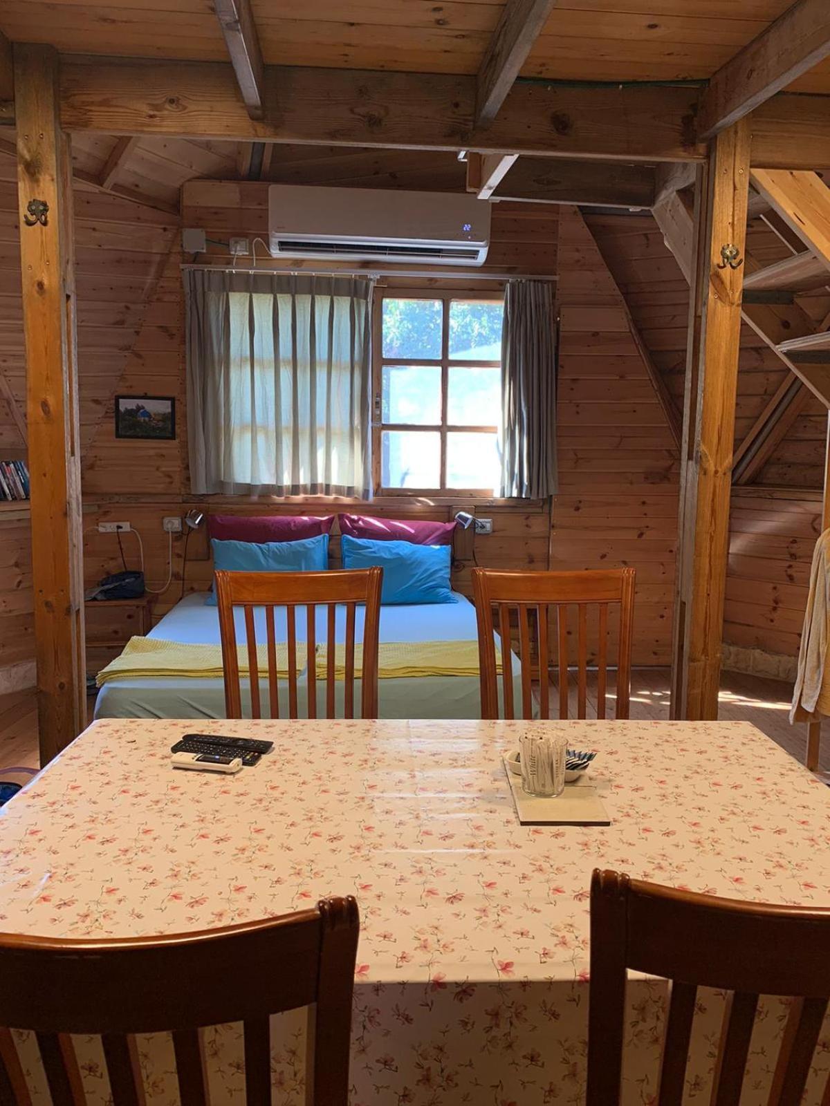 בקתת עץ בחורש במנות - דום גיאודזי - Wooden Cabin In Manot Exterior photo