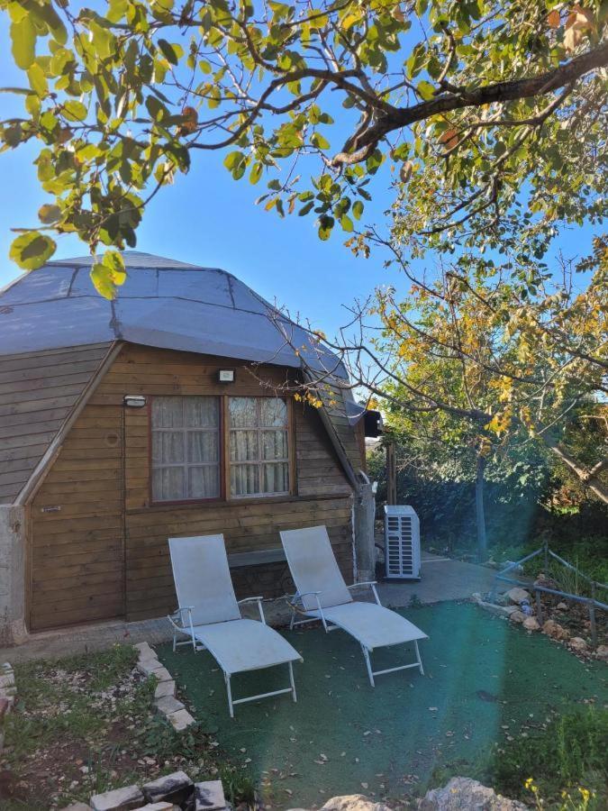 בקתת עץ בחורש במנות - דום גיאודזי - Wooden Cabin In Manot Exterior photo